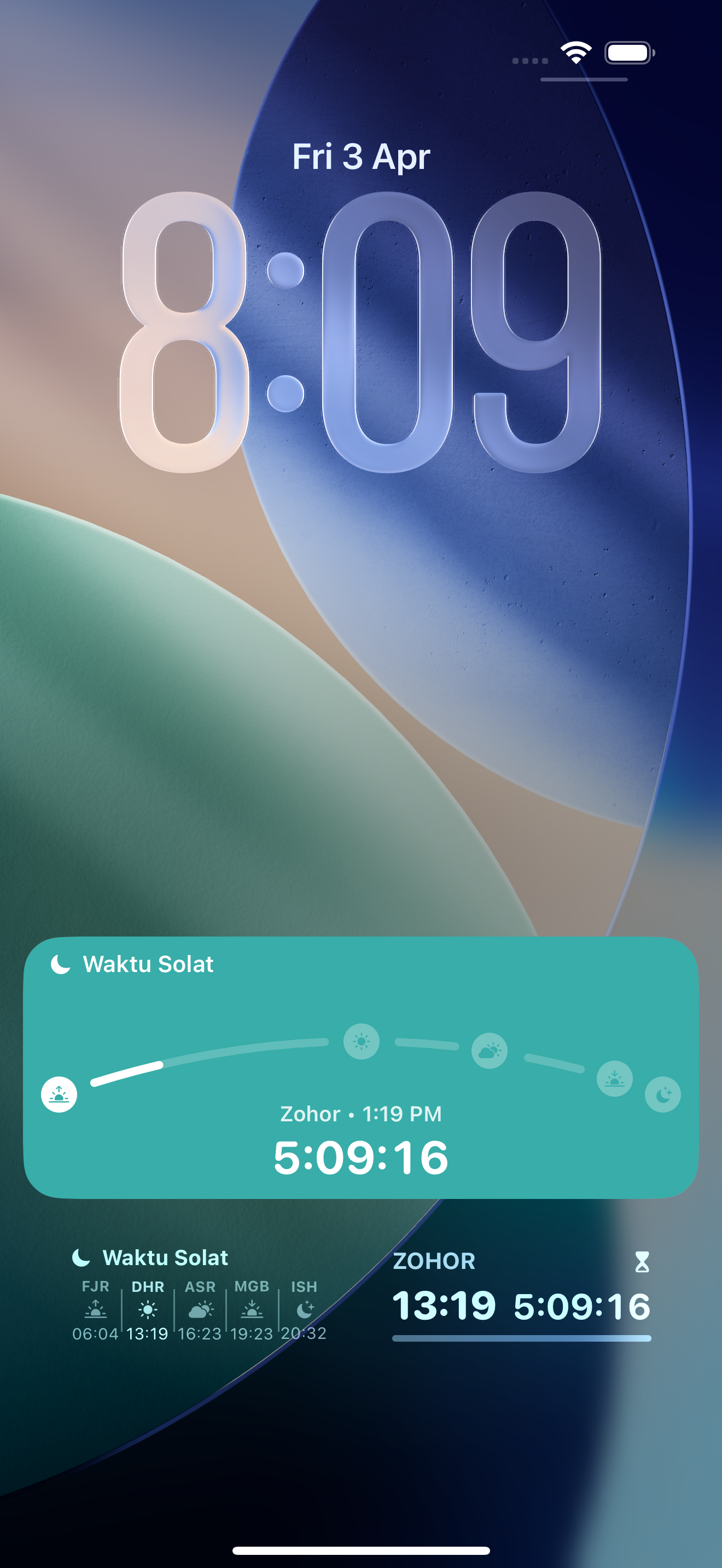 Skrin kunci iOS dengan widget Waktu Solat